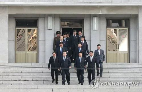 　　▲1月9日上午，朝鲜祖国和平统一委员会委员长李善权（左二）率代表团离开板门店朝方一侧的“板门阁”，步行前往韩方一侧“和平之家”。（韩联社）