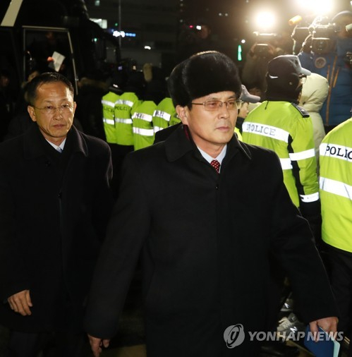 尹勇福一行前往江陵选手村，小本子不离手