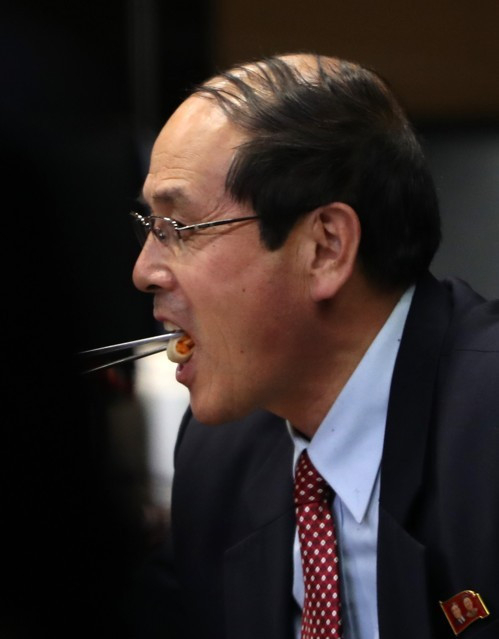 尹勇福一行忙到下午才用午餐