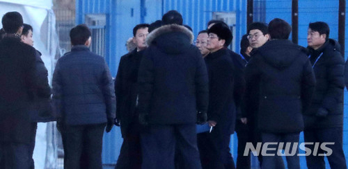 尹勇福一行在江陵冰上竞技场检查