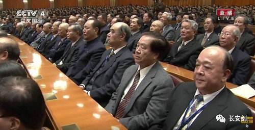 吴斯怀（右一）参加纪念孙中山诞辰活动