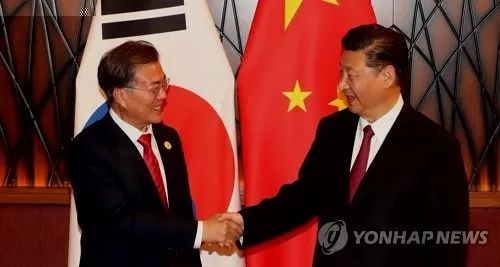 　　资料图片：11月11日下午，在越南岘港，文在寅（左）和习近平在APEC峰会期间举行的首脑会谈上握手。（韩联社）