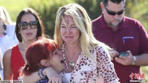 家长们在发生枪击事件的高中外等候消息。