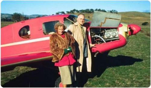 马斯克的外公外婆和他们的单引擎飞机