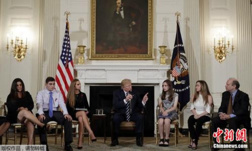 当地时间21日，特朗普在白宫与过去几起重大枪击事件中的幸存者或遇难者家属举行“倾听会议”。