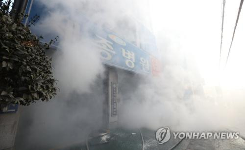 韩国庆南密阳市世宗医院发生火灾，已致19人遇难，数十人受伤。（图片来源：韩联社）
