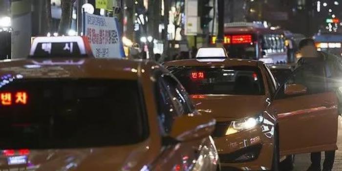 中国男子深夜在韩国打车 惨遭20岁司机撞击身