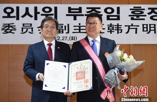 　　2月27日，韩国政府向十二届全国政协外事委员会副主任、察哈尔学会会长韩方明授勋仪式在位于北京的韩国驻华使馆举行，韩驻华大使卢英敏（左）代表韩国总统文在寅向韩方明（右）授予“大韩民国外交贡献勋章”。中新社记者 侯宇 摄