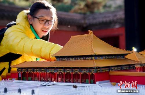 　　今年11月底，这个虚拟故宫通过3D打印技术成为“微缩紫禁城”模型，在故宫博物院展出。图中模型后的人即为“喵奏”。中新社记者 杜洋 摄