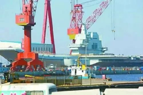 ▲4月23日，中国首艘国产航母在船坞中整装待发。