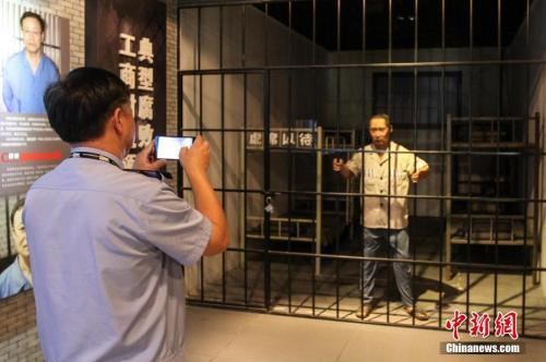 　　资料图：2015年10月21日上午，海南省公安厅组织党员干部前往海南省反腐倡廉警示教育基地参观受教。洪坚鹏 摄