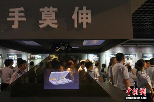 　　资料图：2015年10月21日上午，海南省公安厅组织党员干部前往海南省反腐倡廉警示教育基地参观受教。洪坚鹏 摄