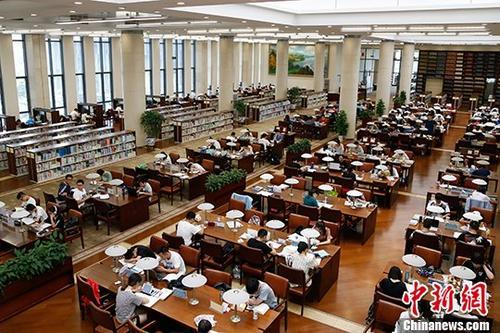 资料图：杭州图书馆的自习室坐满了市民。 中新社记者 王远 摄