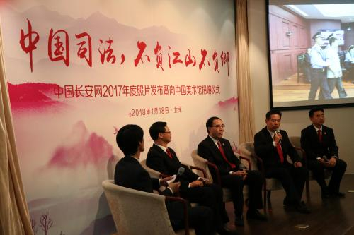 　　图为《中国司法：不负江山不负卿》采访现场。从左到右依次为：中国长安网记者王文睿，最高人民法院政治部副主任、新闻局副局长林文学，最高人民检察院政治部宣传部部长陈有贤，于欢案二审主审法官、山东省高级人民法院刑事审判庭第四庭庭长吴靖，山东高院新闻处干警韩国建。图片来源：中国长安网