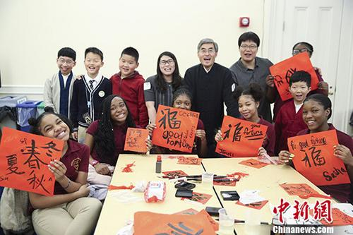 　　资料图：当地时间2月2日，来自北京和纽约的小学生在纽约展示他们写的“福”字。 中新社记者 廖攀 摄