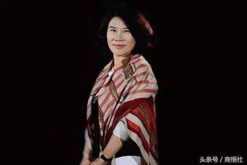 周鸿祎携夫人胡欢敲钟，网友评价：远看像董明珠，近看像金星
