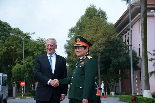 资料图：越南国防部长吴春历欢迎美国国防部长马蒂斯来访。