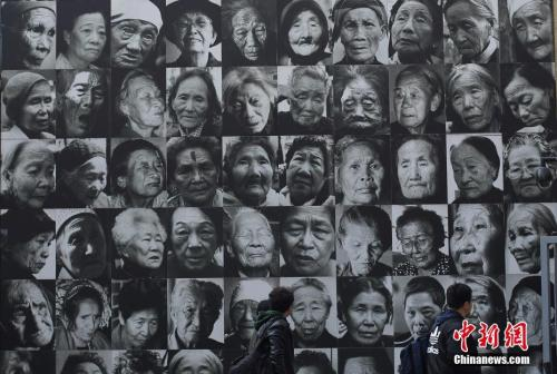 　　12月12日，市民在南京利济巷慰安所旧址陈列馆内参观。12月13日是侵华日军南京大屠杀遇难同胞80周年纪念日，南京将举行国家公祭仪式、和平法会、烛光祭等一系列的活动。中新社记者 泱波 摄