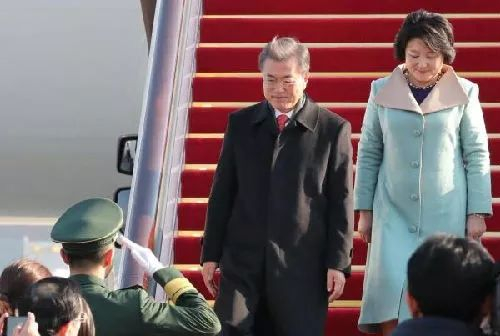 ▲12月13日，韩国总统文在寅偕夫人抵达北京首都国际机场，对中国进行国事访问。