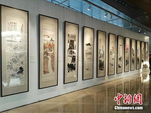 齐白石作品《山水十二条屏》在北京展出。中新网记者 宋宇晟 摄