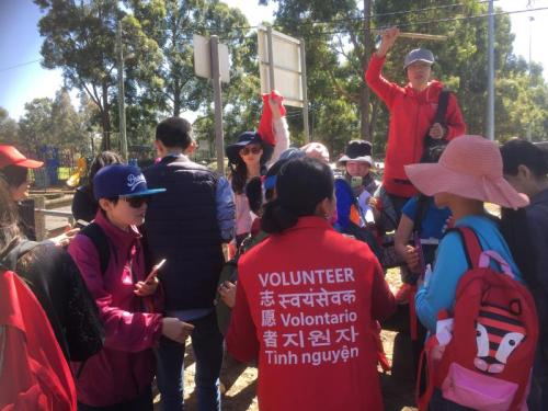 　　当地时间9月19日，在林老先生最后被目击的埃里克·莫布斯保护区（Eric Mobbs Reserve）附近，近百名华人志愿者进山寻人。（图片来源：澳洲新快网）