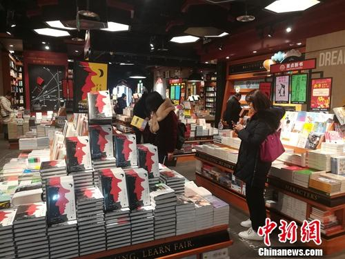 北京，西西弗书店（东直门来福士店）内，几名读者正在选书。上官云 摄