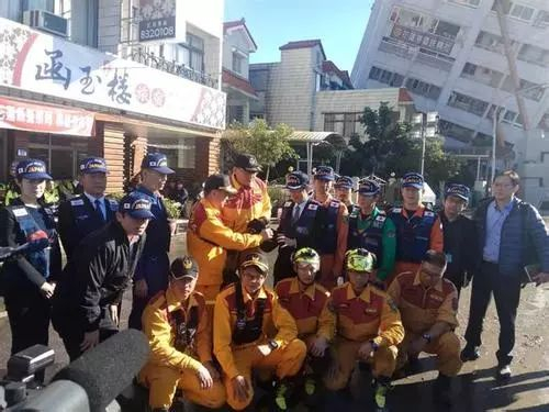 日本救援队撤离花莲地震灾区前双方共同合影留念