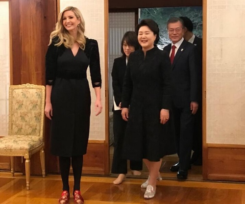 身着红色绣花拖鞋的伊万卡（图源：美国在线）