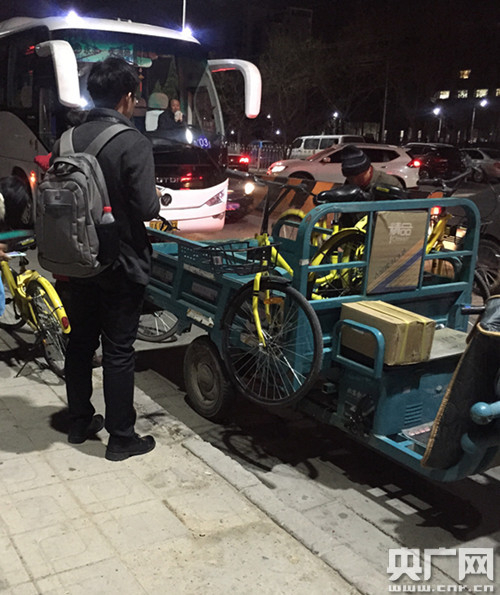 天通苑站，傍晚6：30刚下班的男生等待运维人员送来车辆