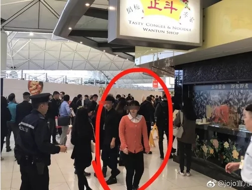  圈中为涉事的女服务员 