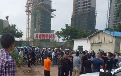 投诉方称该照片所反映的即强拆人员封锁厂区大门的场景