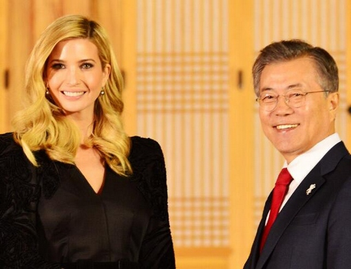  伊万卡与文在寅（图源：伊万卡推特）