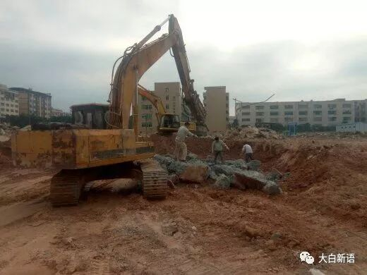 2017年12月15日，记者看到的被强拆的厂房原址