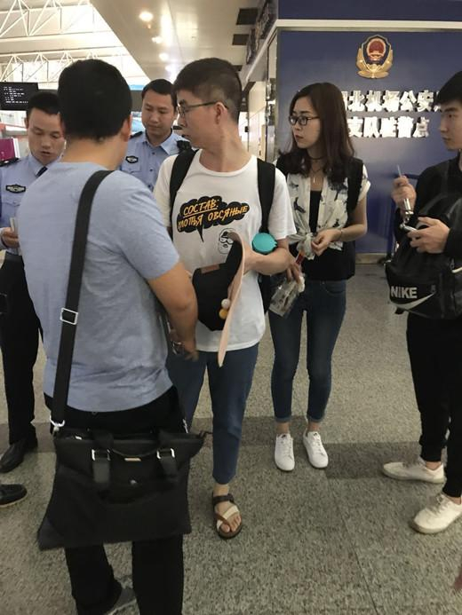 　　（浙江绍兴警方查办老虎直播案，2017年10月，专案组赴境外抓捕涉案主犯。图片均来源于全国“扫黄打非”工作小组办公室网站）