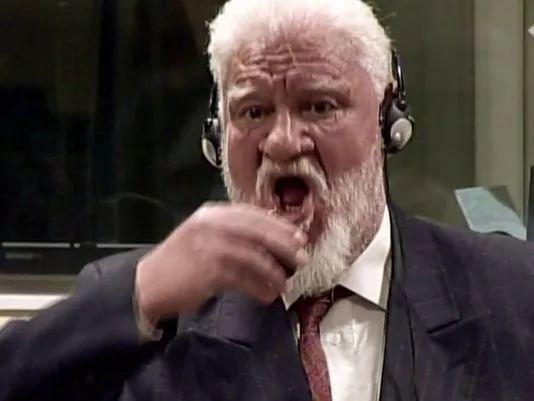 这张视频截图捕捉到了普拉利亚克吞药的瞬间