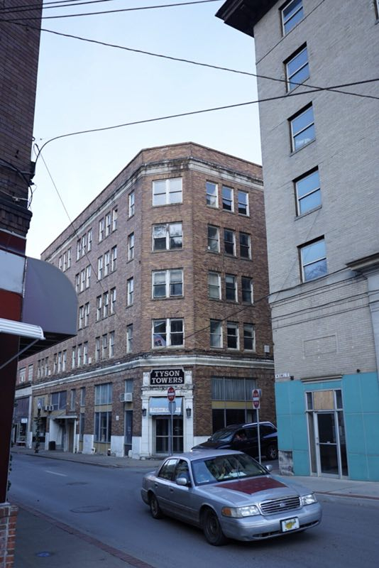 韦尔奇看似楼房林立，但大多年久失修，需要重建。（金旼旼 摄）