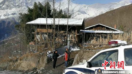 图为民警到村民家为老黄牛抽取血样。平武警方提供