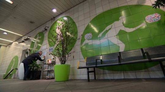 为了营造和谐宜人的气氛，工作人员在欧维尔地铁站摆放了植物，还设有书籍交流处