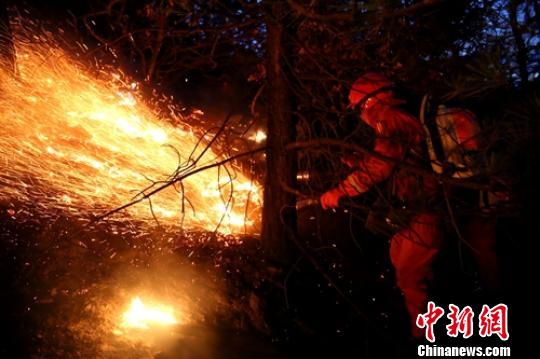 森警正在全力扑灭明火。　李传永　摄