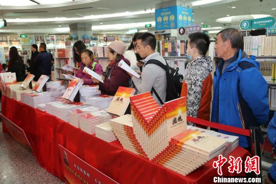 &nbsp;图为读者在阅读“口述钱学森工程”阶段性成果《寻梦》、《旗帜》两部专著。　航天十二院供图