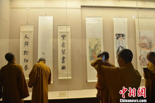 资料图：“诗心禅意——国学大师饶宗颐书画展”吸引宗教人士。张浪 摄