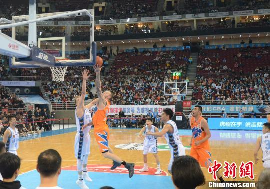 明纳拉斯与汉密尔顿激烈对抗，明纳拉斯上篮得分 马元豪 摄