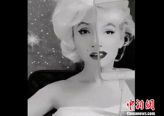  仿妆玛丽莲梦露。（视频截图）