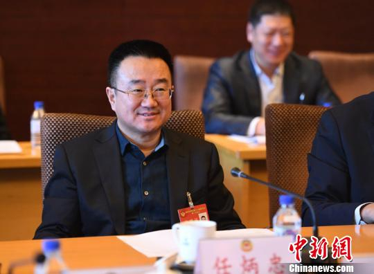 　　29日，吉林省政协委员、东北师范大学生命科学学院教授任炳忠参加政协吉林省第十二届委员会第一次会议分组讨论。　张瑶 摄