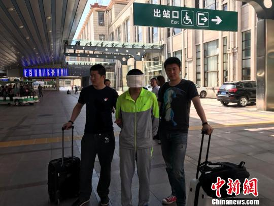 　　辽宁省公安厅5日通报，大连市公安局破获一起非法传播色情软件案，涉案金额逾1.4亿元人民币。图为警方抓捕现场。　钟欣　摄