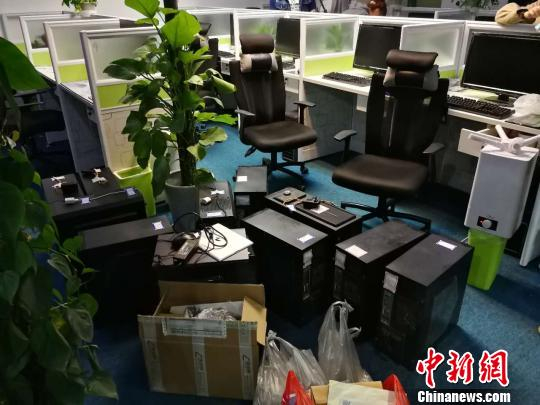 　　辽宁省公安厅5日通报，大连市公安局破获一起非法传播色情软件案，涉案金额逾1.4亿元人民币。图为扣押的作案工具。　钟欣 摄