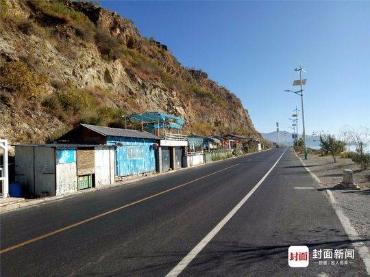 洱海环海路上，几无游客，商家关门
