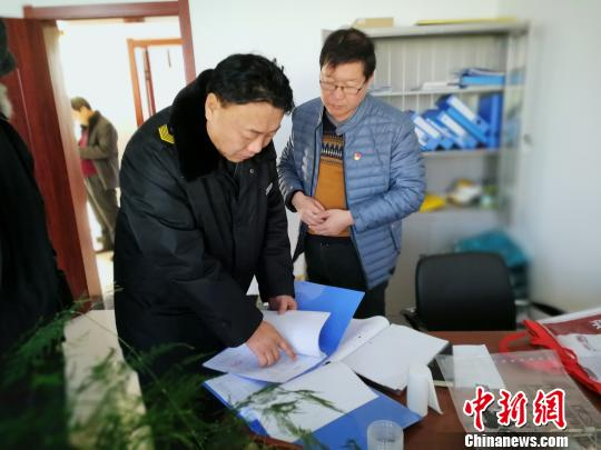 1月9日，河间市食品药品监督管理局执法人员在驴肉加工企业进行检查。　李晓伟 摄