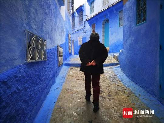 唐家翠漫步在异域风情的建筑里。