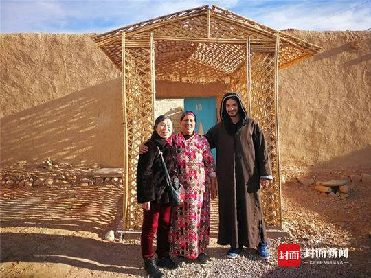 唐家翠旅游途中和当地热情好客的老外合影。